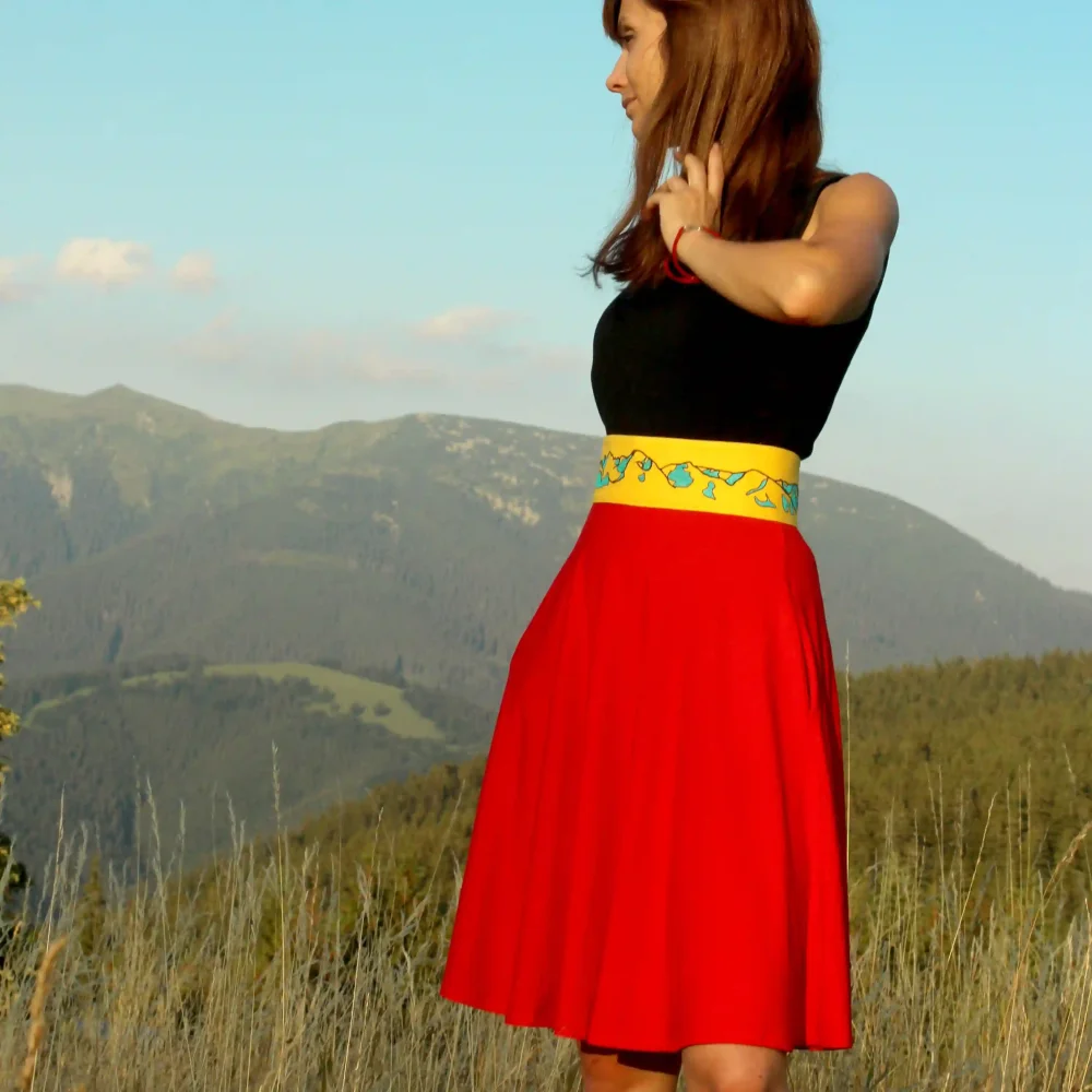 Dámska červená sukňa s vyšívaným opaskom Panorámy