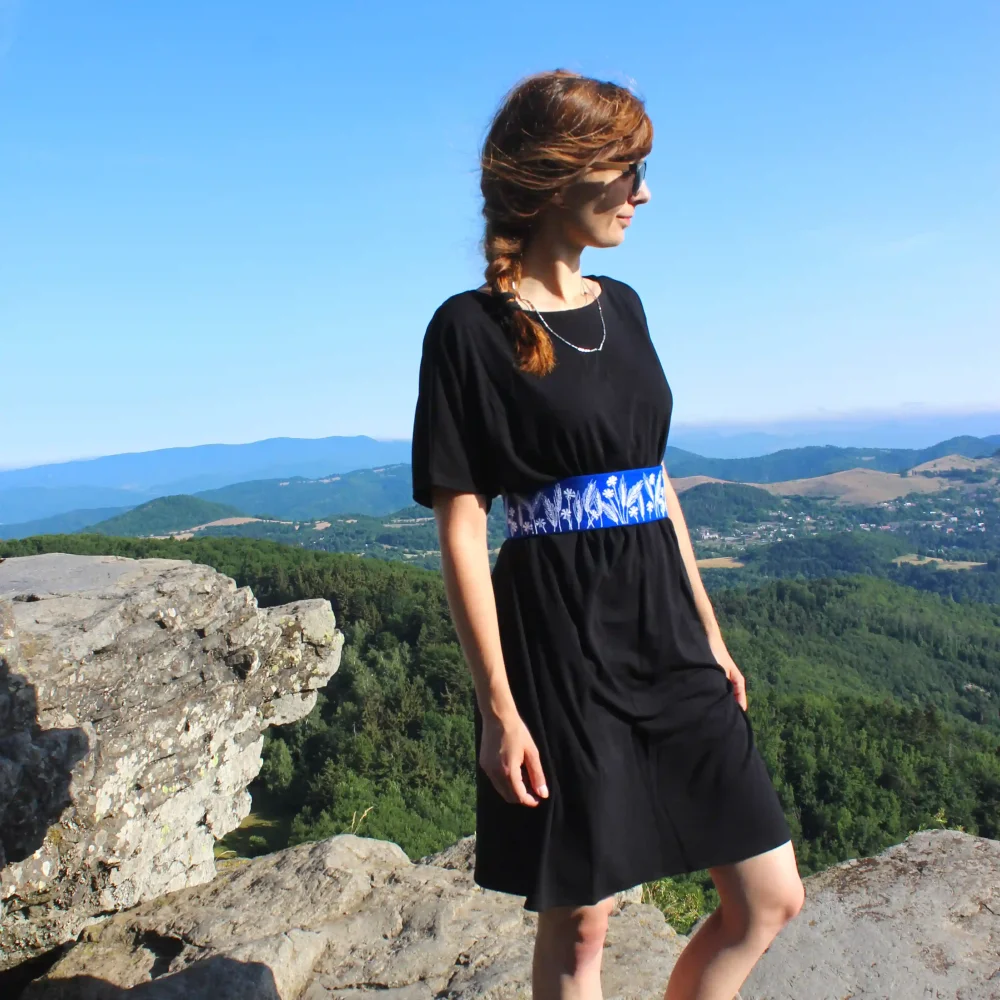 Dámske voľné šaty s vyšívaným opaskom Klasy