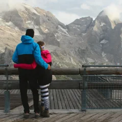 Dve softshellové bundy s výšivkou hôr pre páry | Ejha