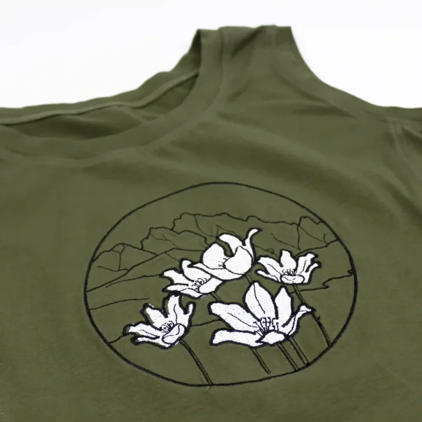 Detail výšivky kvetov na tope - Poniklec biely