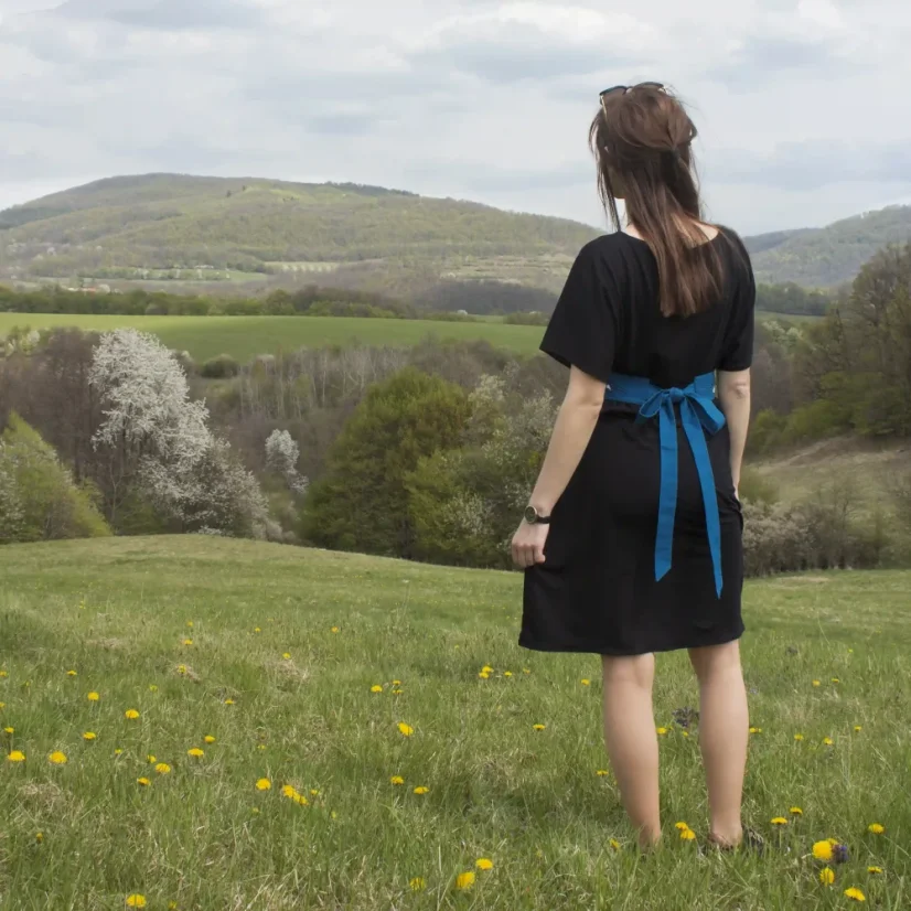 Čierne voľné šaty s opaskom uviazaného na mašličku | Ejha