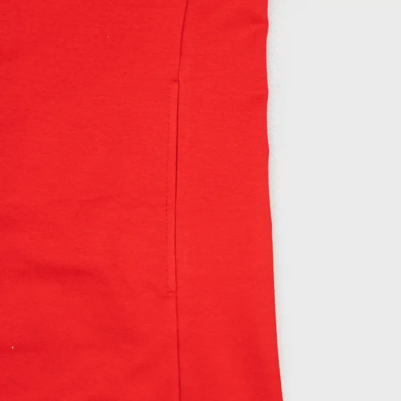 Detail skrytého vrecka na červenom saku