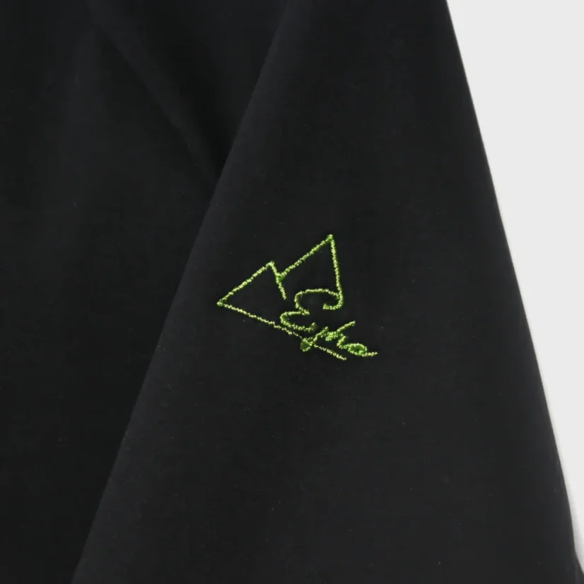 Detail vyšitého loga Ejha na rukáve bundy