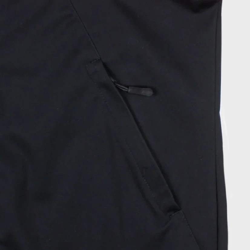 Detail vrecka na zips na dámskej "softshellke"
