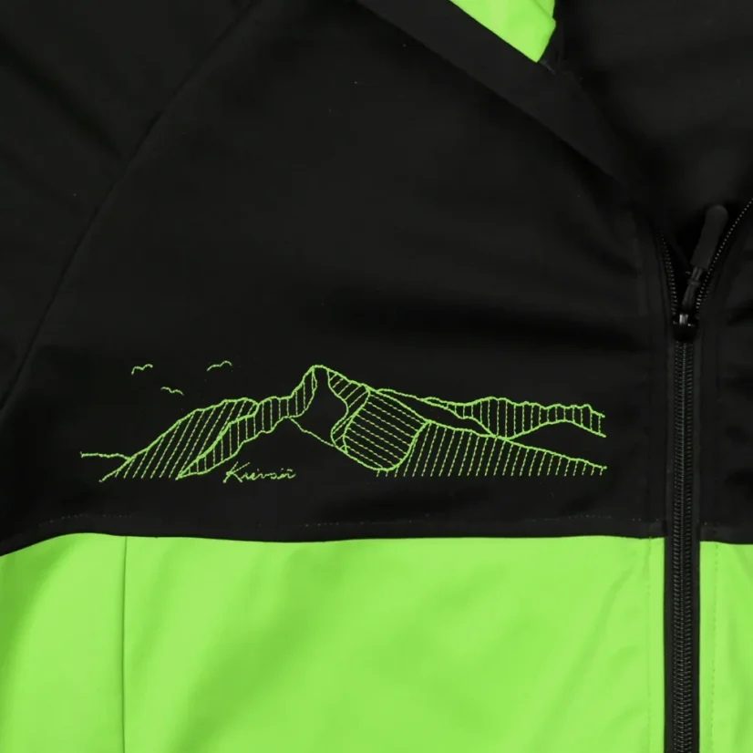 Detail výšivky hôr na zelenej softshellovej bunde - Kriváň