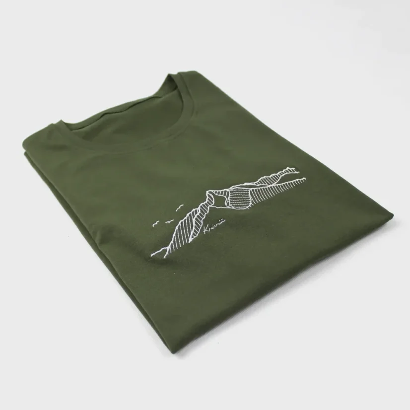 Pánske tričko s výšivkou hôr ušité z úpletového materiálu