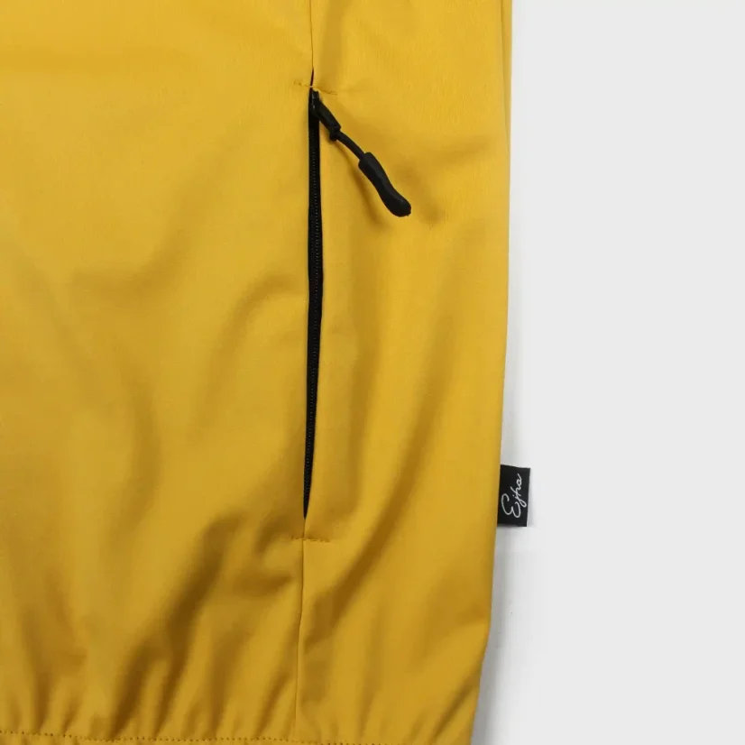 Detail vrecka na zips na žltej softshellovej bunde