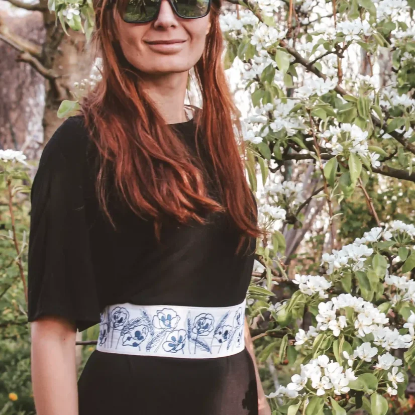 Jednofarebné šaty s raglanovým rukávom a opaskom s výšivkou makov | Ejha