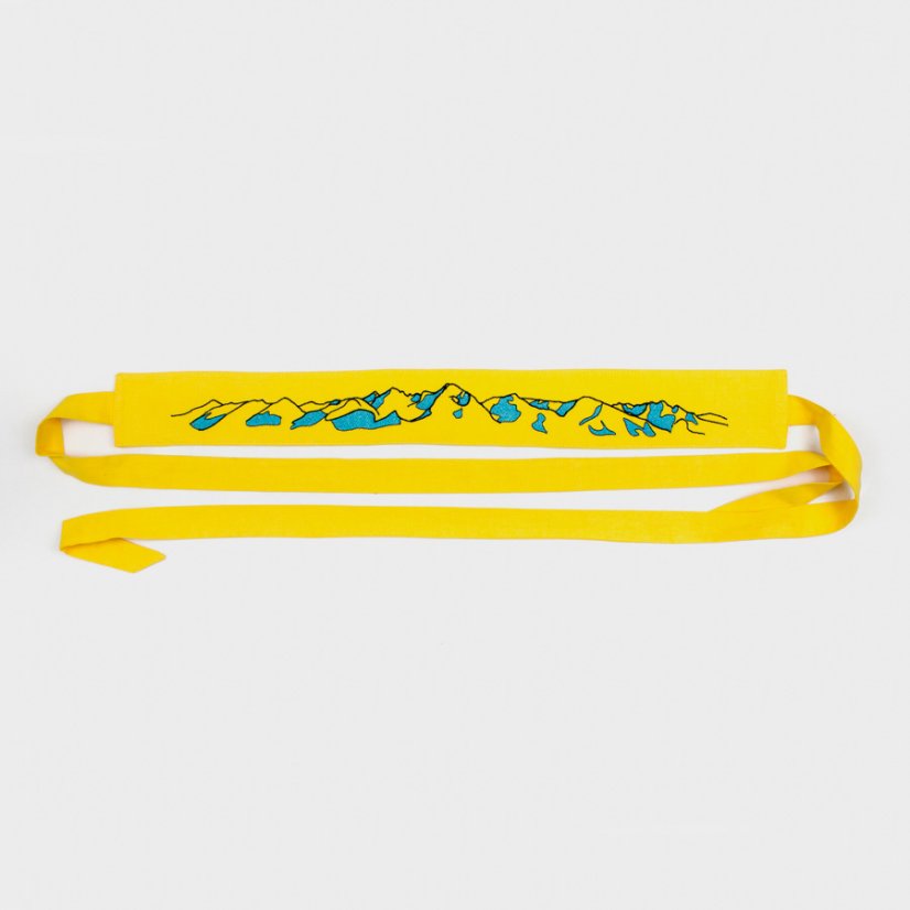 Výšivka panorámy slovenských hôr na žltom opasku z kolekcie Ejha