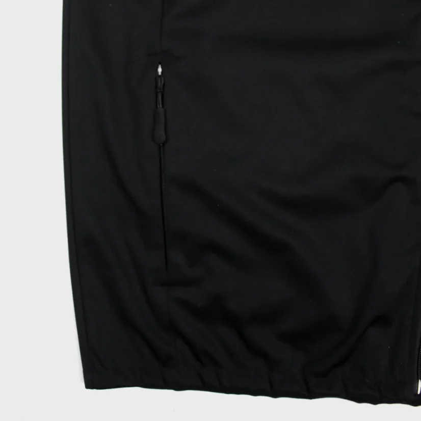 Detail vrecka na zips na čiernej "softshellke"