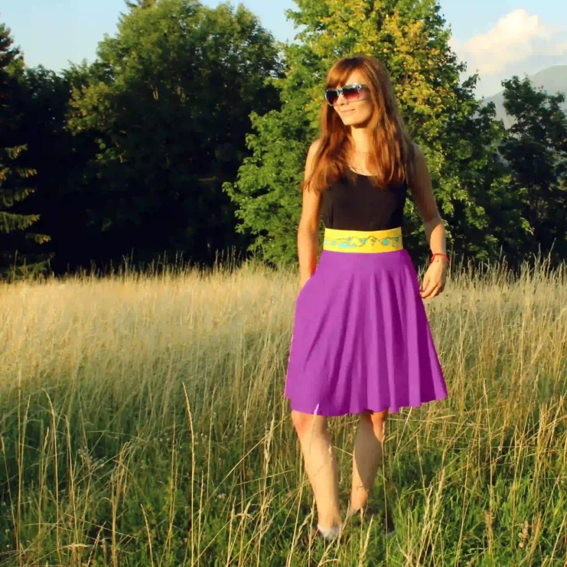 Fialová polkruhová sukňa s vyšívaným opaskom | Ejha