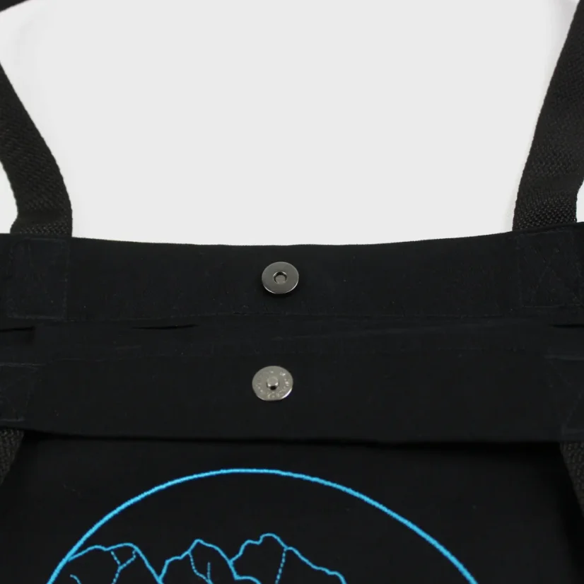 Detail zapínania tašky na magnet