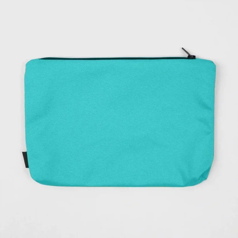 Pohľad na tyrkysovú kapsičku zozadu