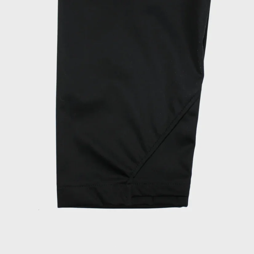 Detail rukáva s otvorom na palec na čiernej "softshellke"