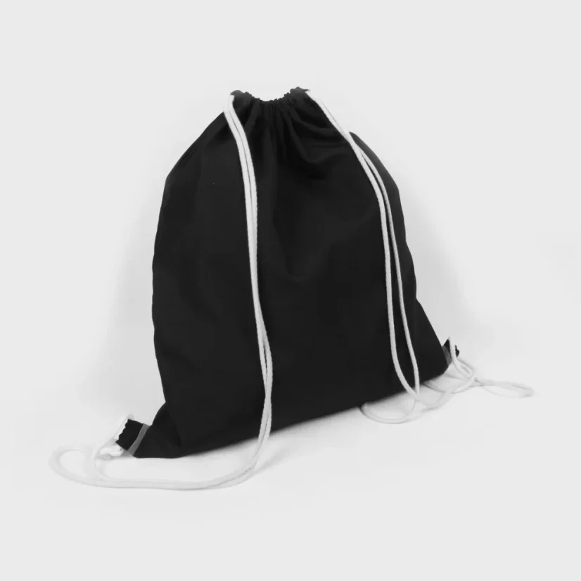 Zatvorenie čierneho vaku a nosenie na chrbte riešené šnúrkami