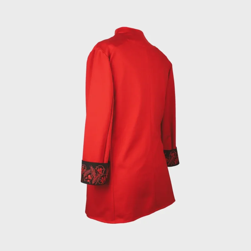 Bočný pohľad na červené sako s vyšívanými rukávmi