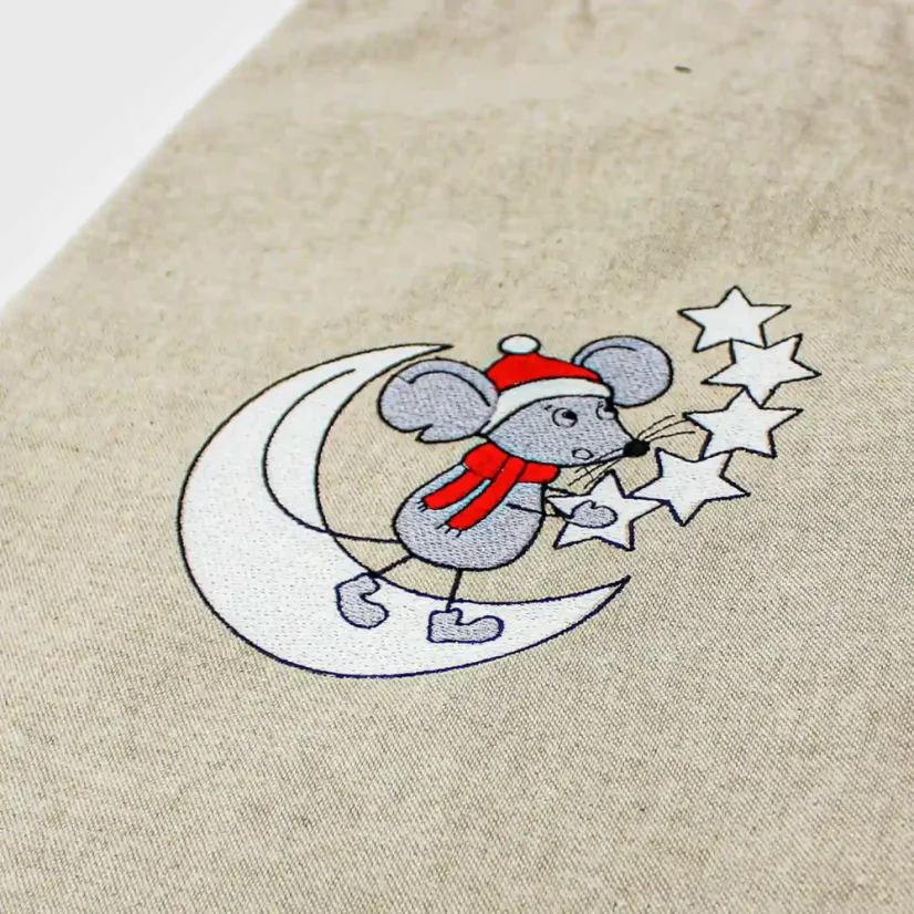 Detail vianočnej výšivky na mikulášskom vaku - Myška