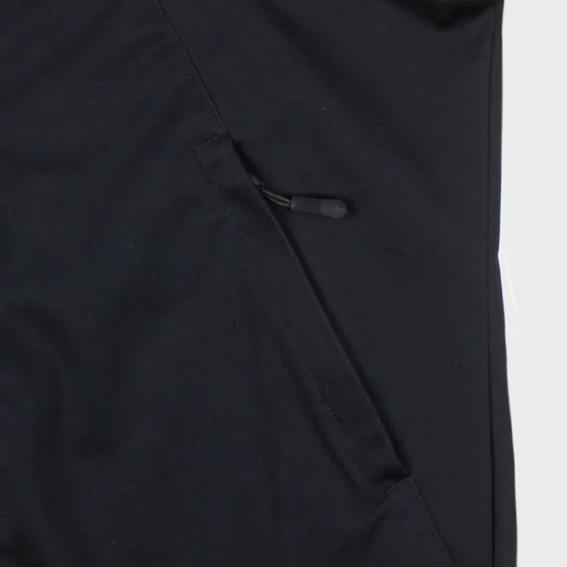 Detail vrecka na zips na dámskej "softshellke"