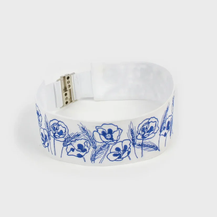 Predný pohľad na vyšívaný biely opasok Maky