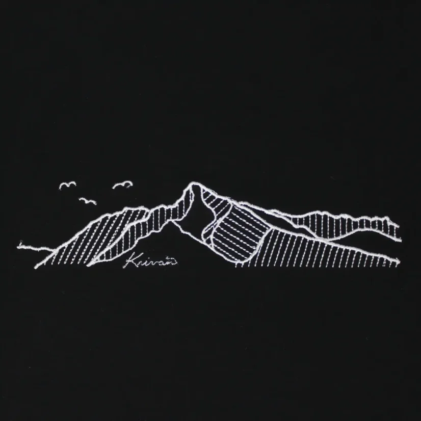 Detail výšivky hôr na tope z viskózy