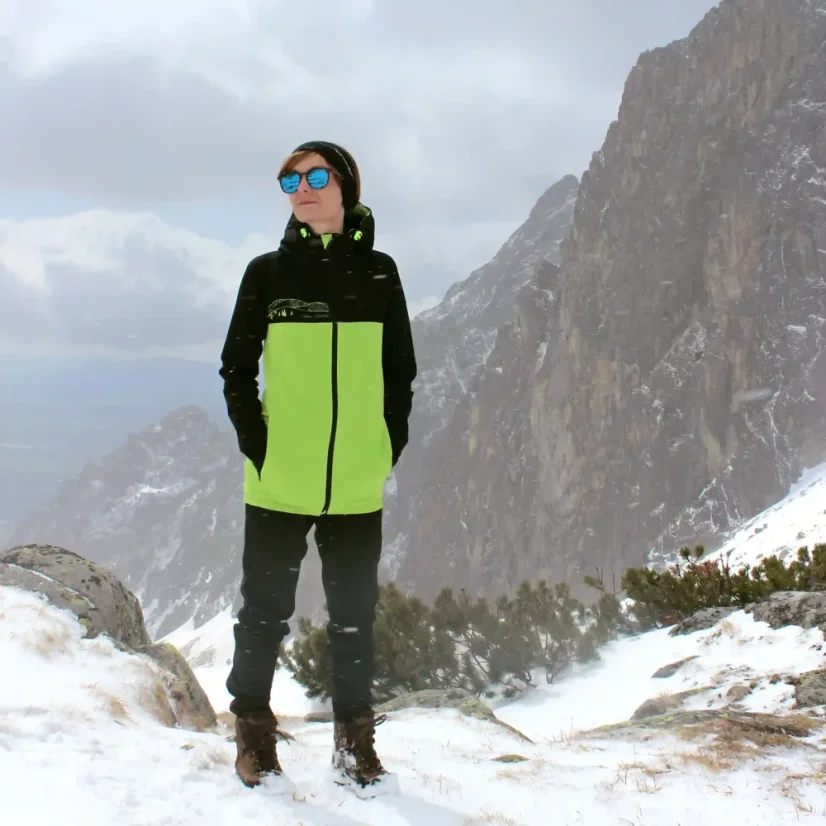 Softshellová bunda s predĺženým strihom a výšivkou hôr zelená