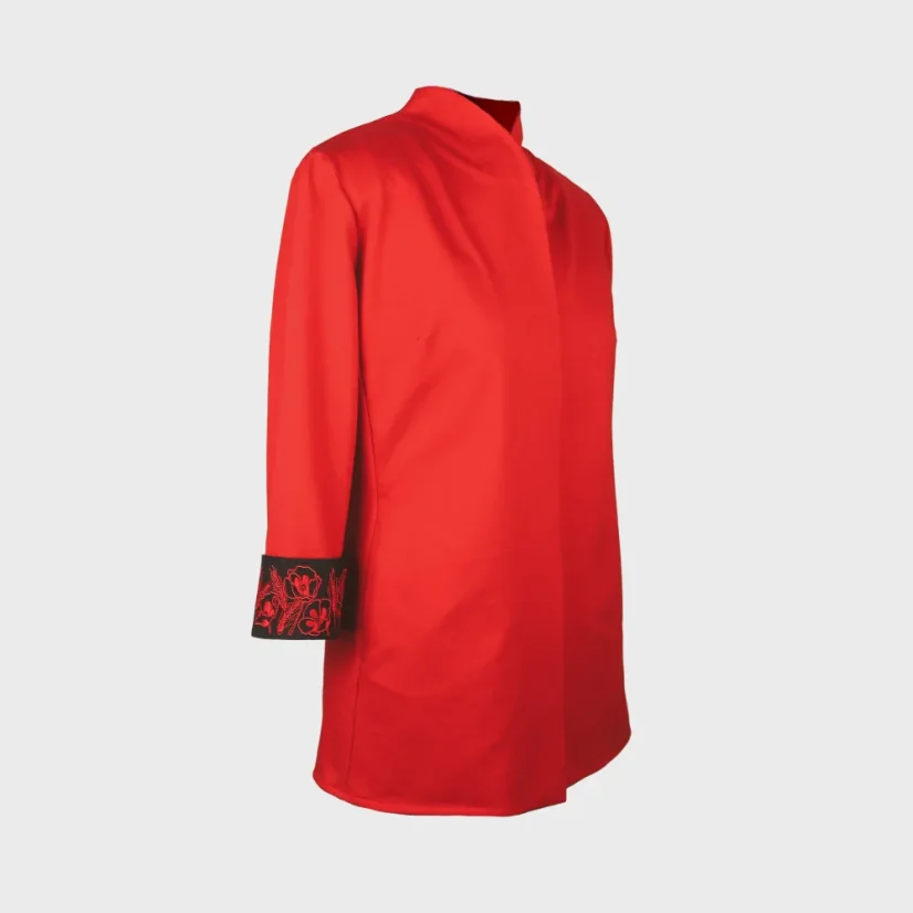 Predný pohľad na červené sako s vyšívanými rukávmi