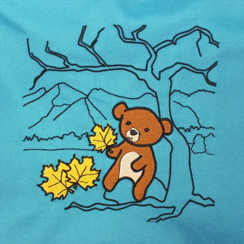 Detail výšivky na vaku - Maco a Belianske Tatry