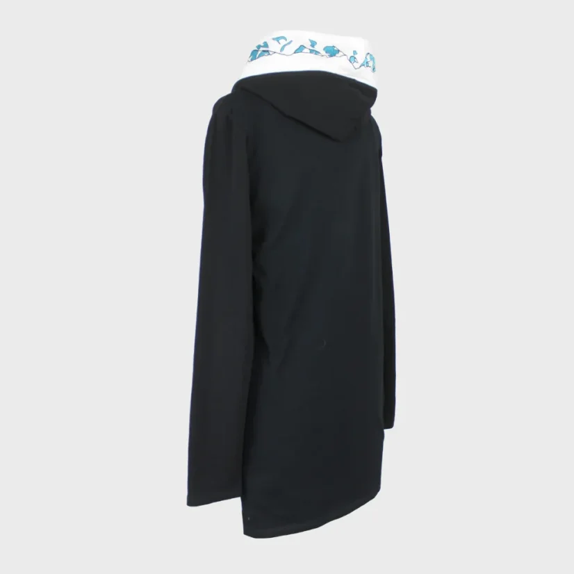 Zadný pohľad na trendovú tuniku s výšivkou na kapucni