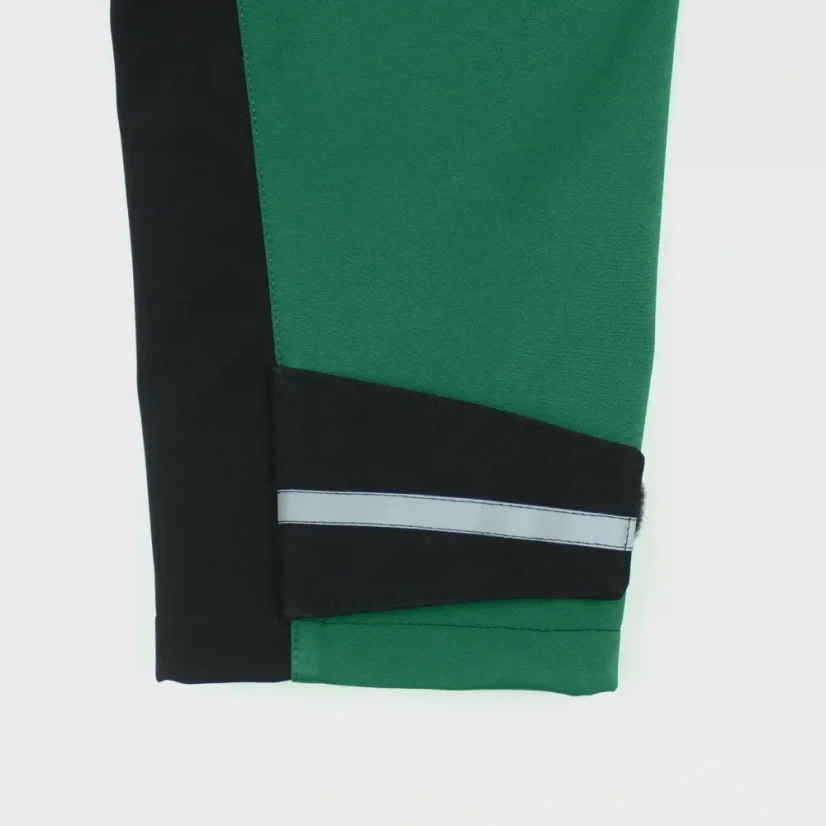 Detail manžety so suchým zipsom na rukávoch