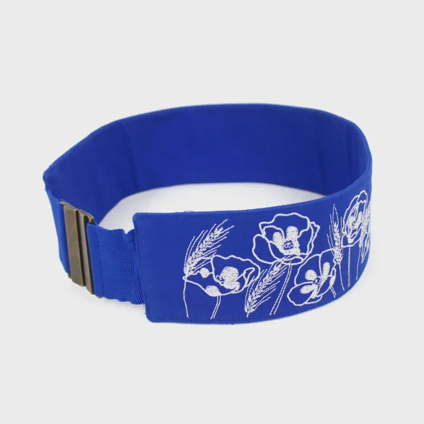 Bočný pohľad na vyšívaný modrý opasok Maky