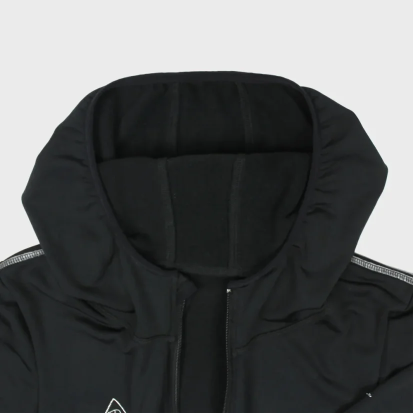 Detail kapucne na športovej dámskej mikine
