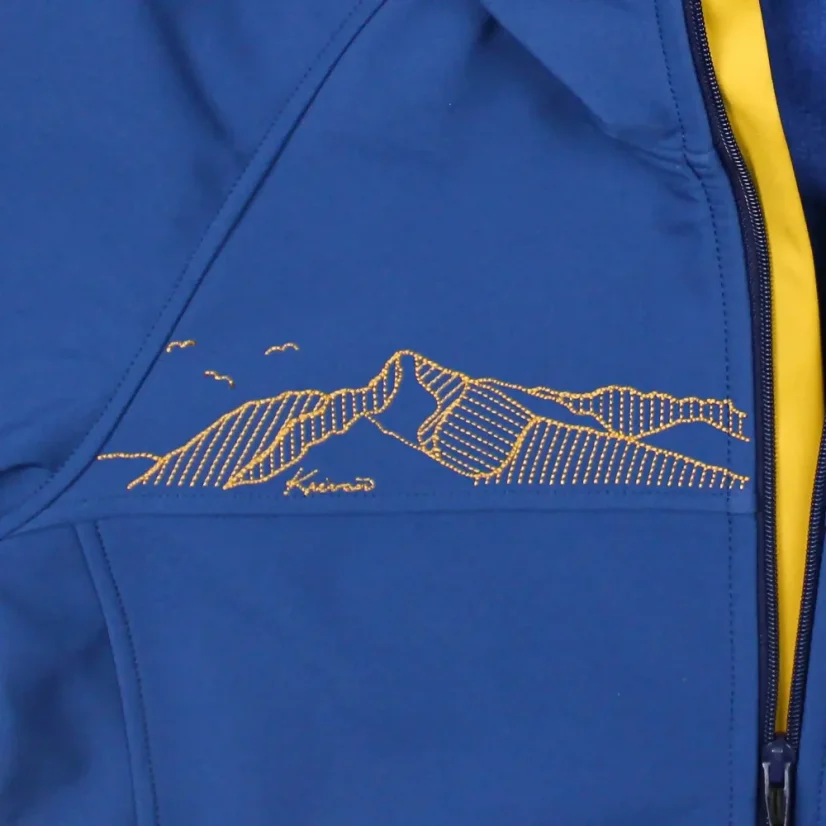 Detail výšivky hôr na zimnej softshellovej bunde