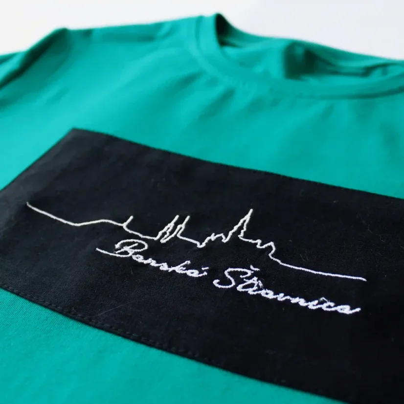 Detail výšivky na dámskom tričku na čiernom pozadí - Banská Štiavnica