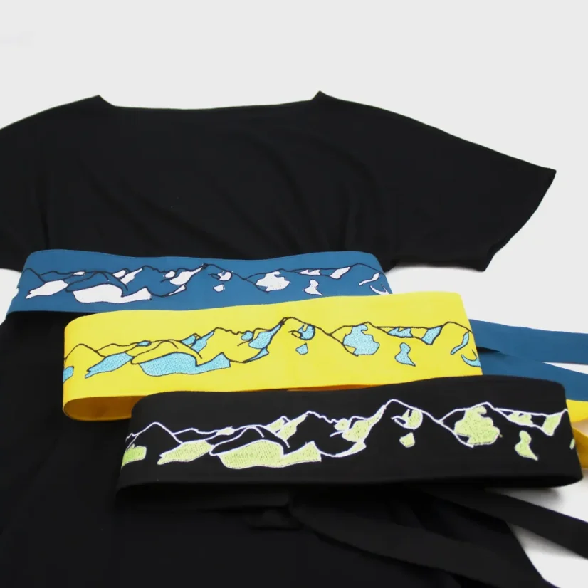 Detail vyšívaných opaskov s panorámou Vysokých Tatier