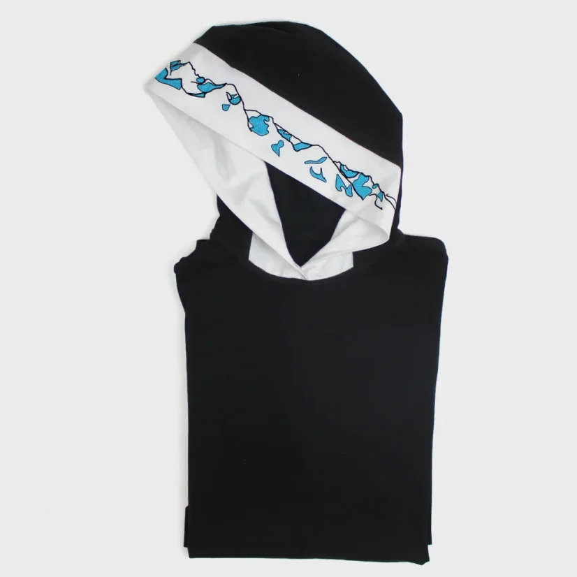 Detail kapucne s výšivkou panorámy Vysokých Tatier