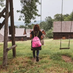 Praktický ružový vyšívaný vak na výlety