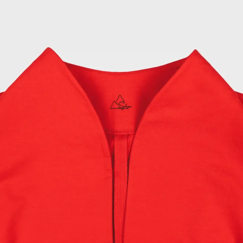 Detail stojáčika na červenom saku