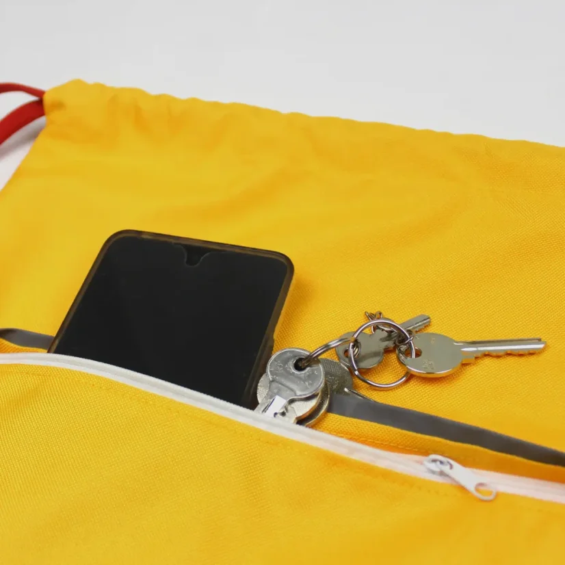 Detail vrecka na zips orámovaný reflexným pásikom