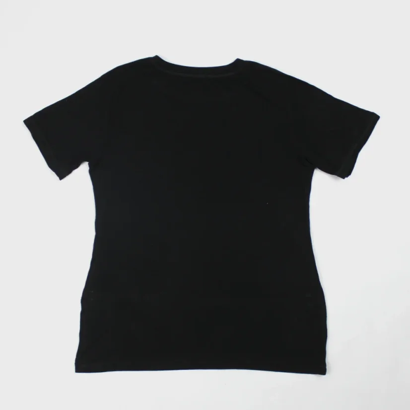 Pohľad zozadu na vyšívané tričko s motívom hôr