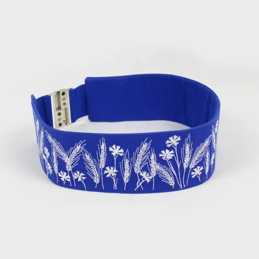 Bočný pohľad na vyšívaný modrý opasok Maky