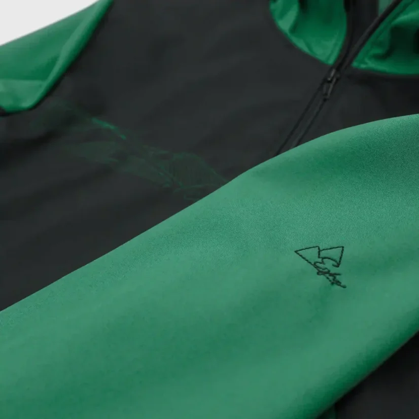 Detail výšivky loga Ejha na rukáve