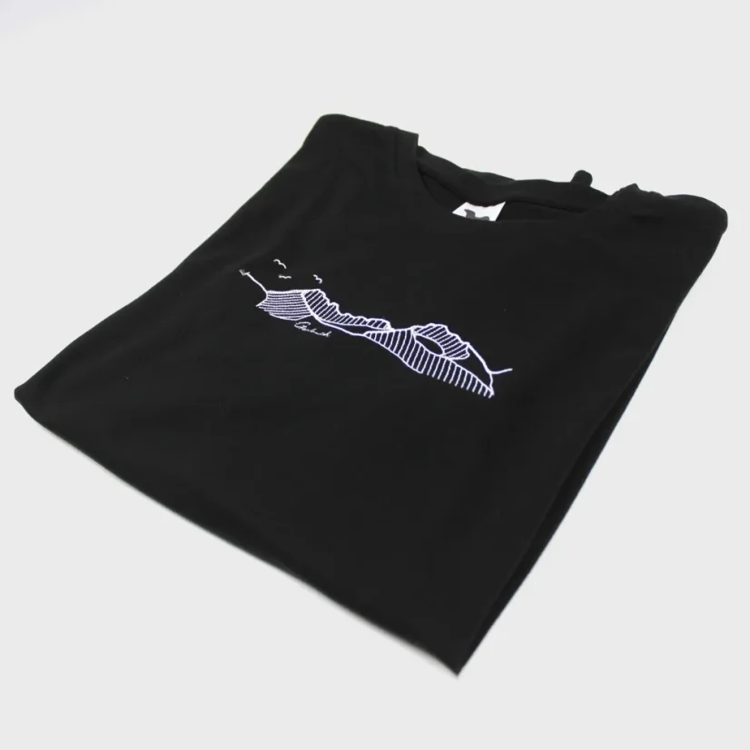 Detail výšivky hôr na bavlnenom tričku - Gerlach