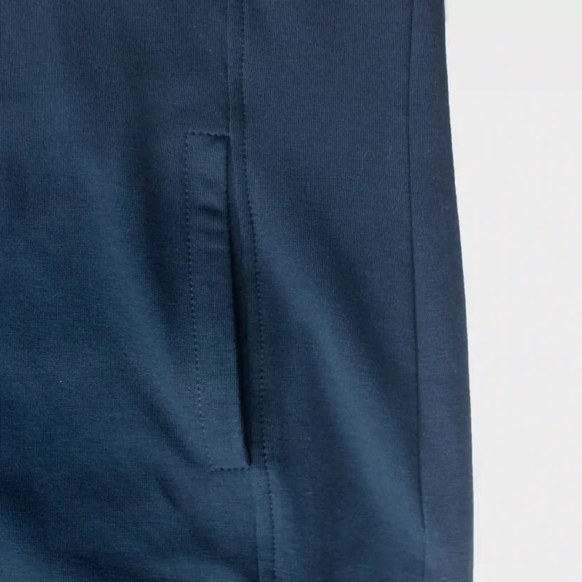 Detail vrecka na dámskej teplákovej mikine