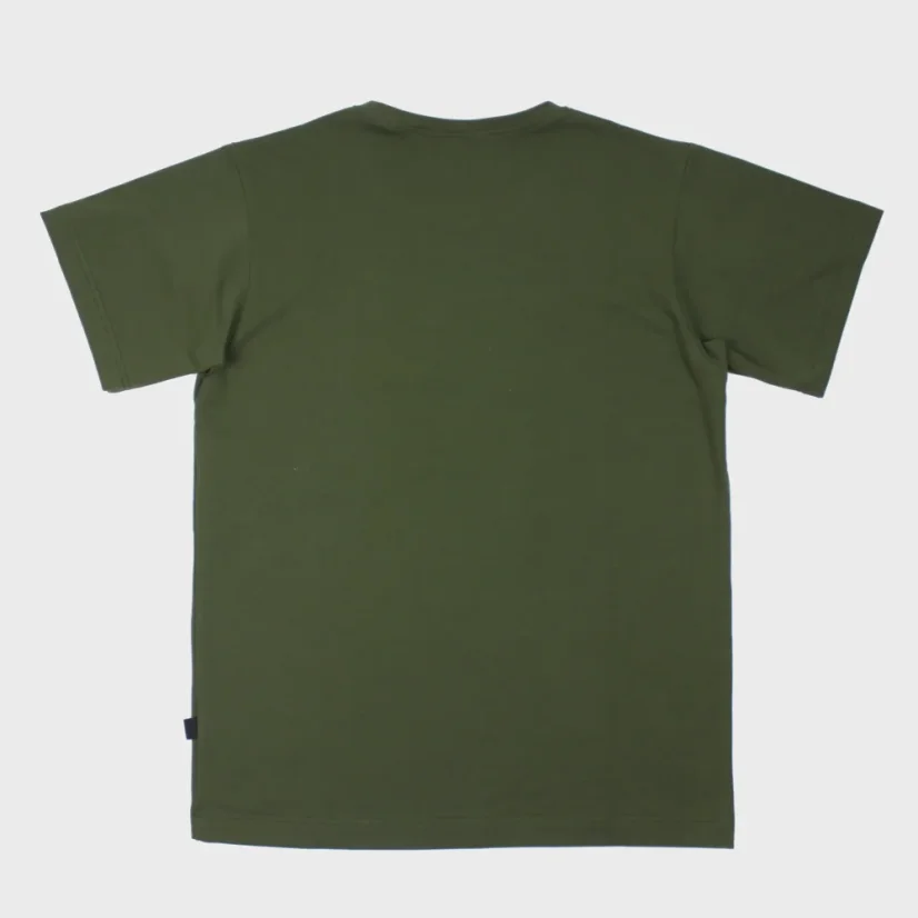 Pohľad zozadu na pánske tričko s krátkym rukávom s výšivkou hôr