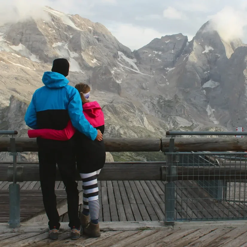 Dve softshellové bundy s výšivkou hôr pre páry | Ejha