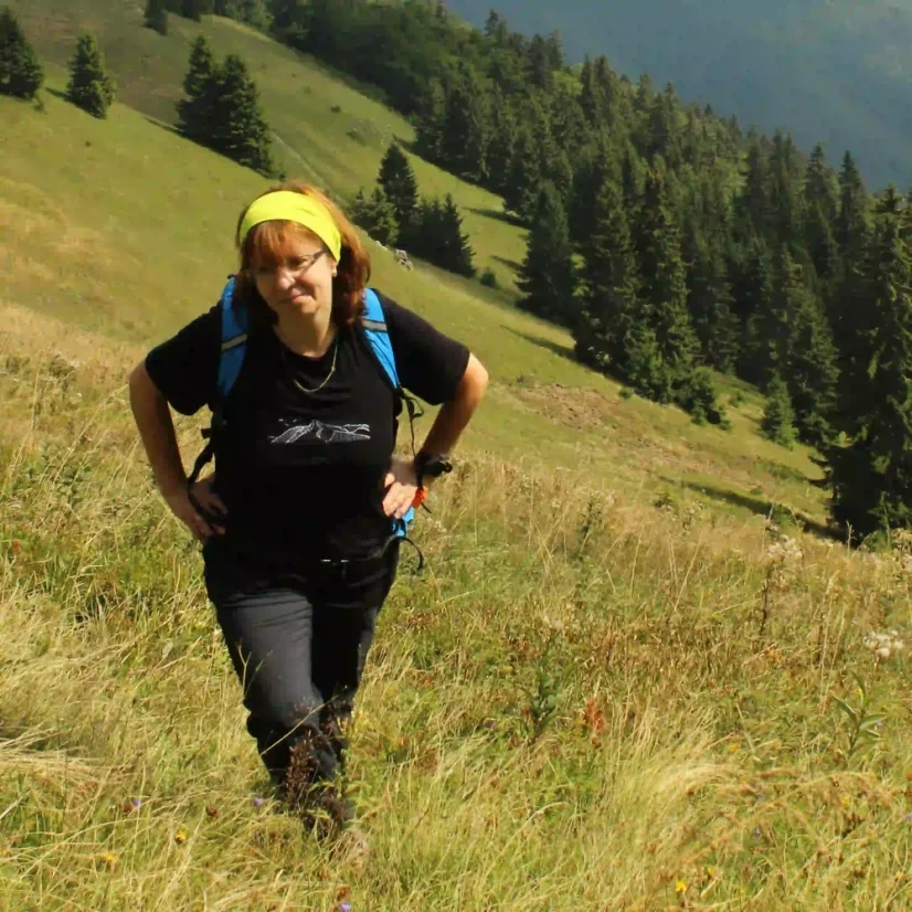 Vyšívané viskózové tričko s motívom hôr ušité na Slovensku