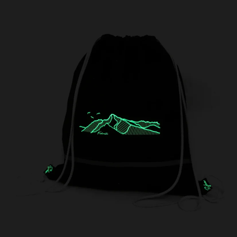 Výšivka hôr vyšitá špecialnou niťou, ktorá po "nabití" pod lampou svieti