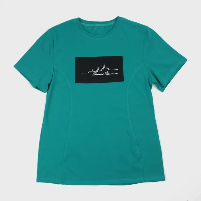 Pohľad spredu na dámske tričko s výšivkou na čiernom pozadí