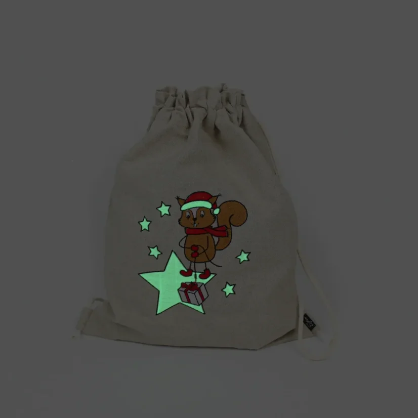 Vianočná výšivka Veveričky vyšitá špecialnou niťou, ktorá po "nabití" pod lampou svieti