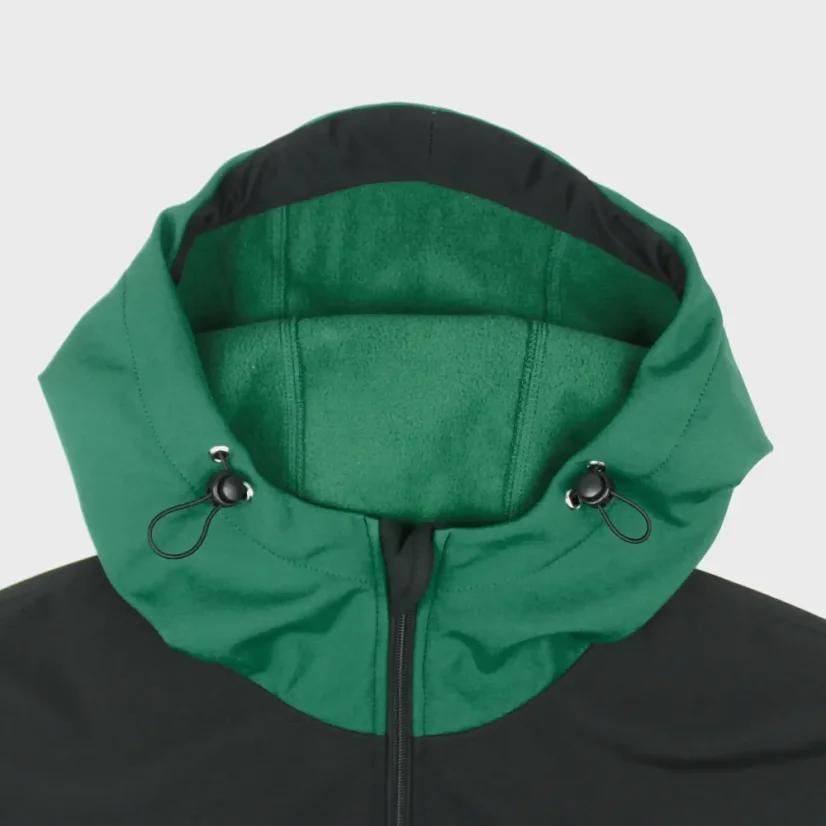 Detail kapucne so sťahovacou gumičkou okolo hlavy